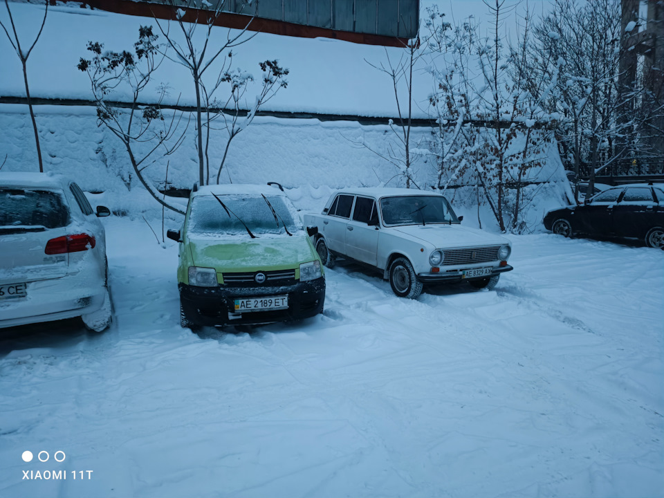 Приехал на работу. — Lada 21011