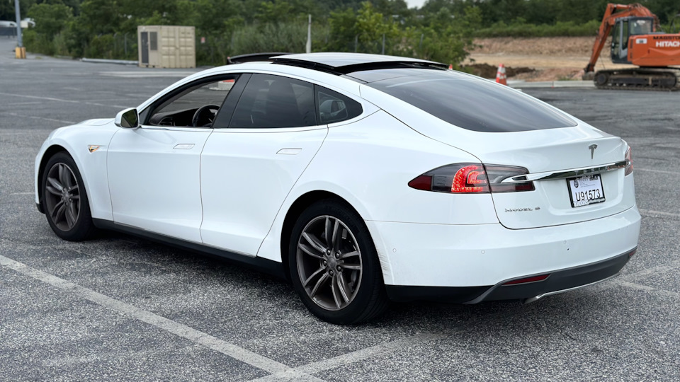 Не гаснут стоп-сигналы — Tesla Model S, 2015 года | поломка | DRIVE2