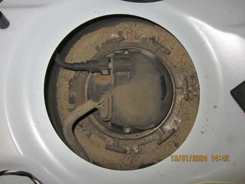 Получив доступ к модулю бензонасоса, обнаружил поверх него немалое количество грязи — Lada Vesta SW (1G). Запчасти на фото: 13012024