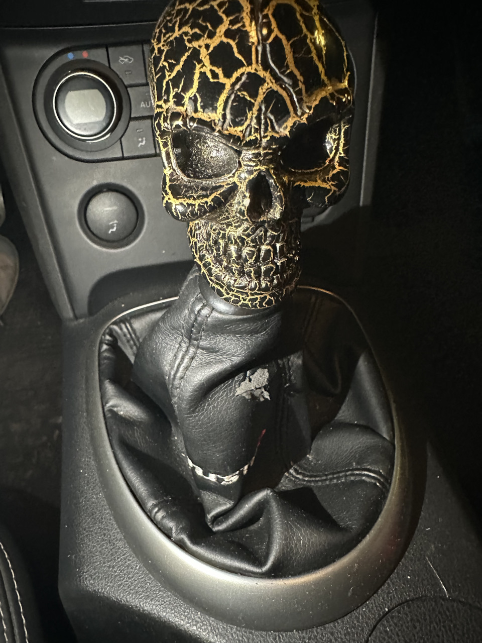 Вот так было до изменений. Чехол местами стерся. Неэстетично! — Nissan Qashqai (1G)