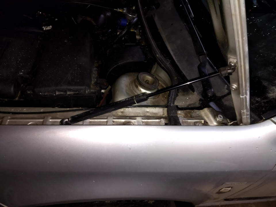 Газовый упор капота шкода октавия тур — Skoda Octavia Combi A4 Mk1, 2 л ...