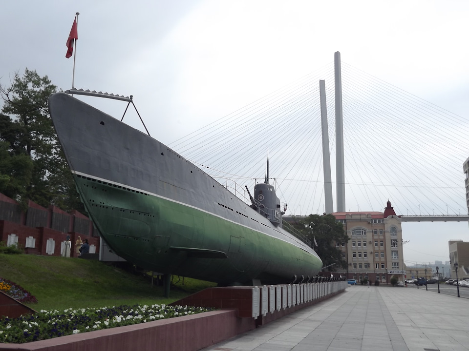 Музей-подводная лодка С-56 один из символов Владивостока, мемориал боевой славы. Побывать внутри в этот раз не получилось, но ранее мы уже излазили лодку изнутри вдоль и поперёк. Очень интересно, кто побывает — не пожалеет. — Nissan Serena Mk IV (C26)