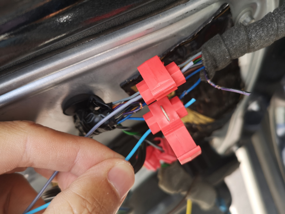 Серый и голубой провода подключены — Volvo XC70 III