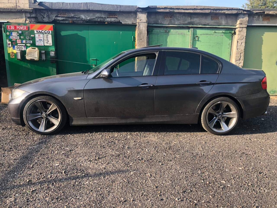 BMW e90 черные диски