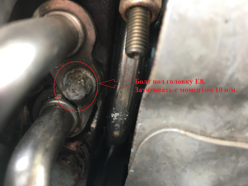 Течь n 13. Трубка антифриза турбины bmw f10. Течь n 13. Двигатель r18a2 устраняем течь масла. Течь масла бмв ф30.
