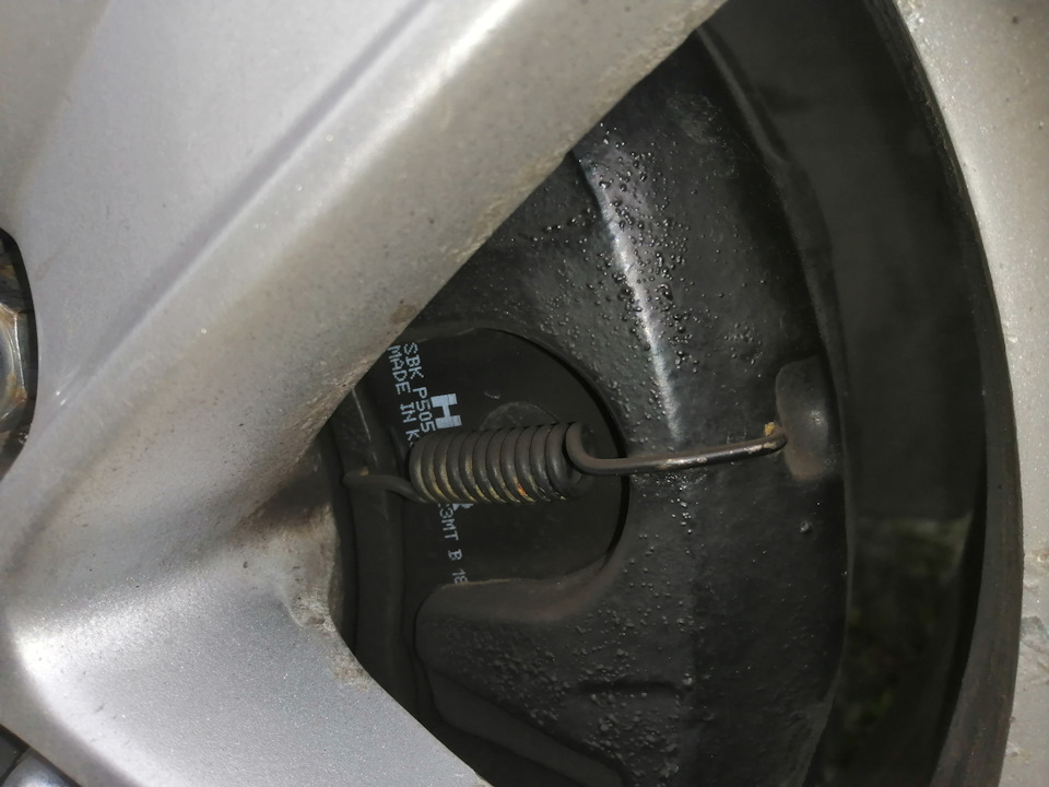 Стук тормозных колодок, устраняем за копейки — DRIVE2