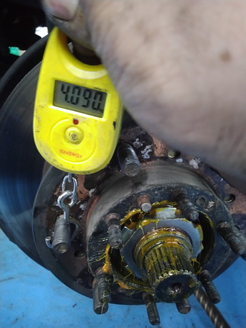 затягиваем контр-гайку. момент 47н/м. проверяем момент страгивания. в допуске… отлично. можно фиксировать, загнув подходящие лепестки стопорной шайбы на обе гайки — Toyota Hilux Surf (2G)