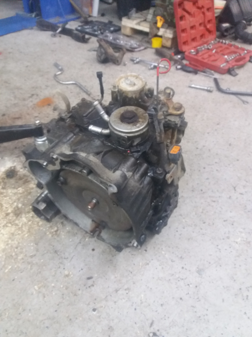 Выдавило сальник коленвала дэу матиз. fYhsYmXGYoKqCfV EN BTU64T0 960. Выдавило сальник коленвала дэу матиз фото. Выдавило сальник коленвала дэу матиз-fYhsYmXGYoKqCfV EN BTU64T0 960. картинка Выдавило сальник коленвала дэу матиз. картинка fYhsYmXGYoKqCfV EN BTU64T0 960. Коренной сальник предательски подкапывал уже пару лет оставляя маленькие пятна в местах стоянки. Но моя природная лень не давала ходу моей любви чего нибудь починять и побороть данную капель.Но как всегда, лучшая мотивация это когда нет выбора и возможности тянуть дальше.Одним прекрасным морозным утром из под машины полилось масло просто ручьём.Купил в магазине сальник. Оригинальный стоит всего 300 руб и начал снимать коробку.Отфотографировал на всякий случай все разъемы проводки, чтобы не перепутать.В общем это лишнее. т.к. все разъемы разные.