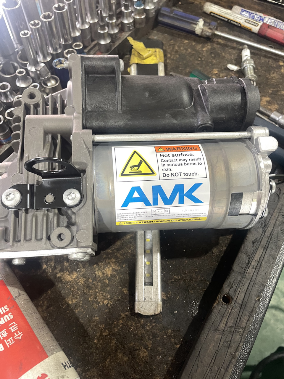 A 164 320 12 04 Air suspension compressor w164 — Mercedes-Benz M-Class (W164). Запчасти на фото: A1643201204
