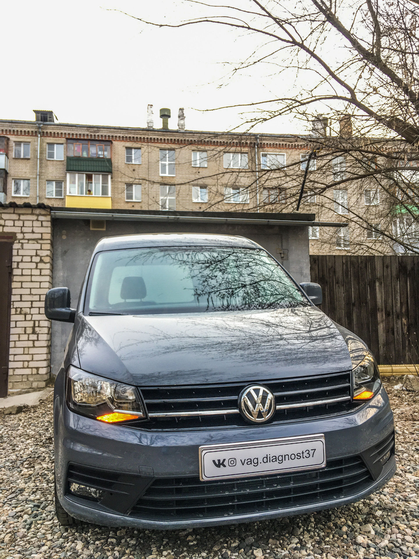 Vag trade. Volkswagen Caddy фары. Установка ПТФ WV Caddy.