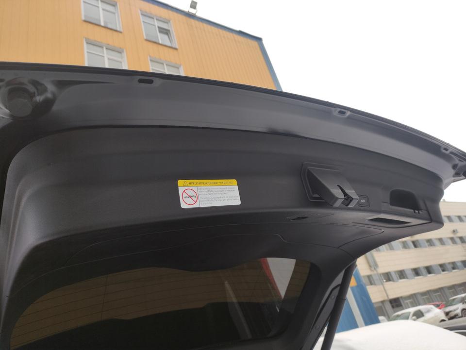 Заглушек в двери багажника нет — Geely Atlas Pro