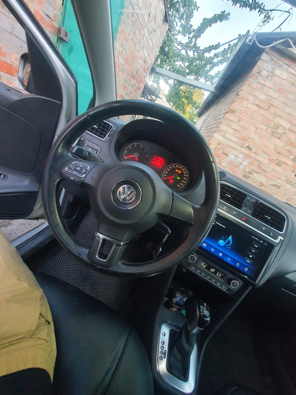 Концевик двери поло — Volkswagen Polo Sedan, 1,6 л, 2011 года | поломка ...