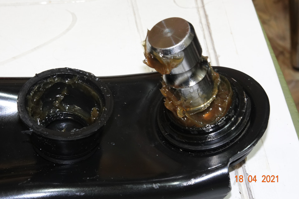 В Корейском рычаге смазки шаровой вполне достаточно. — Nissan X-Trail II (t31)