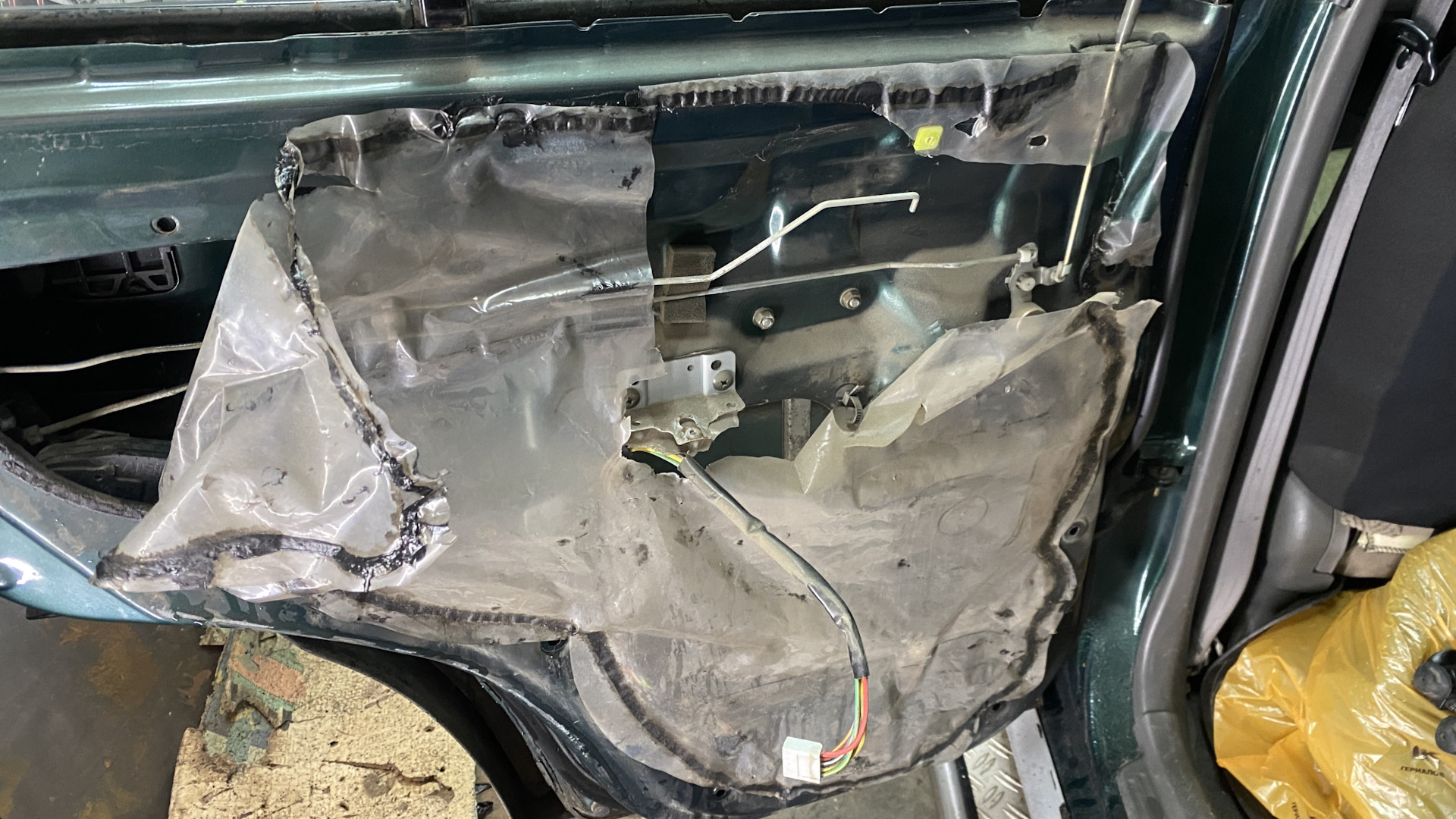 Замена ограничителей дверей — Suzuki Grand Vitara (1G), 2,5 л, 1999 ...