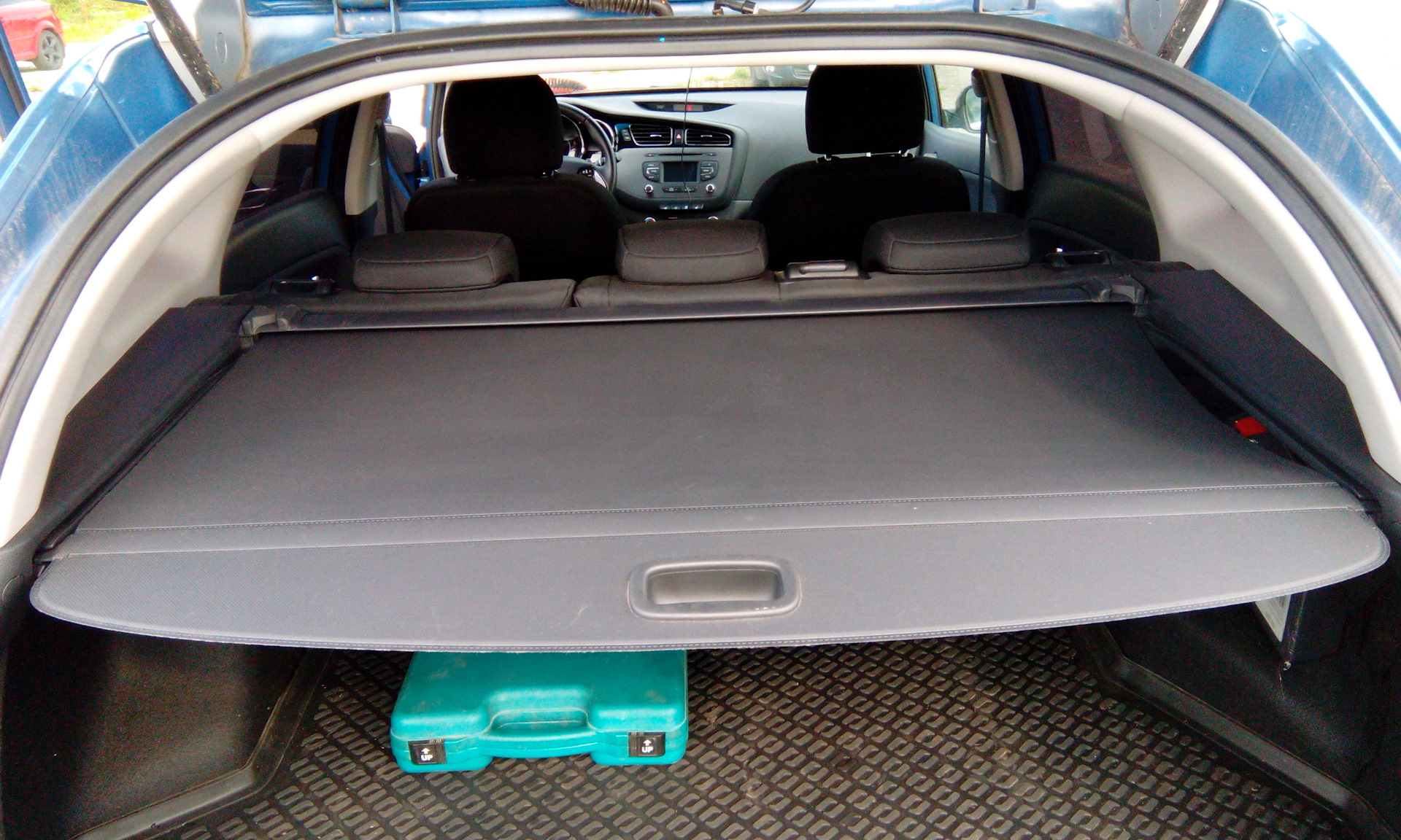 Размеры шторки багажника. Шторка в багажник Хавал ф7. Шторка багажника Kia Ceed SW 2020. Шторка багажника Киа СИД универсал 2021. Полка багажника Kia Ceed универсал.