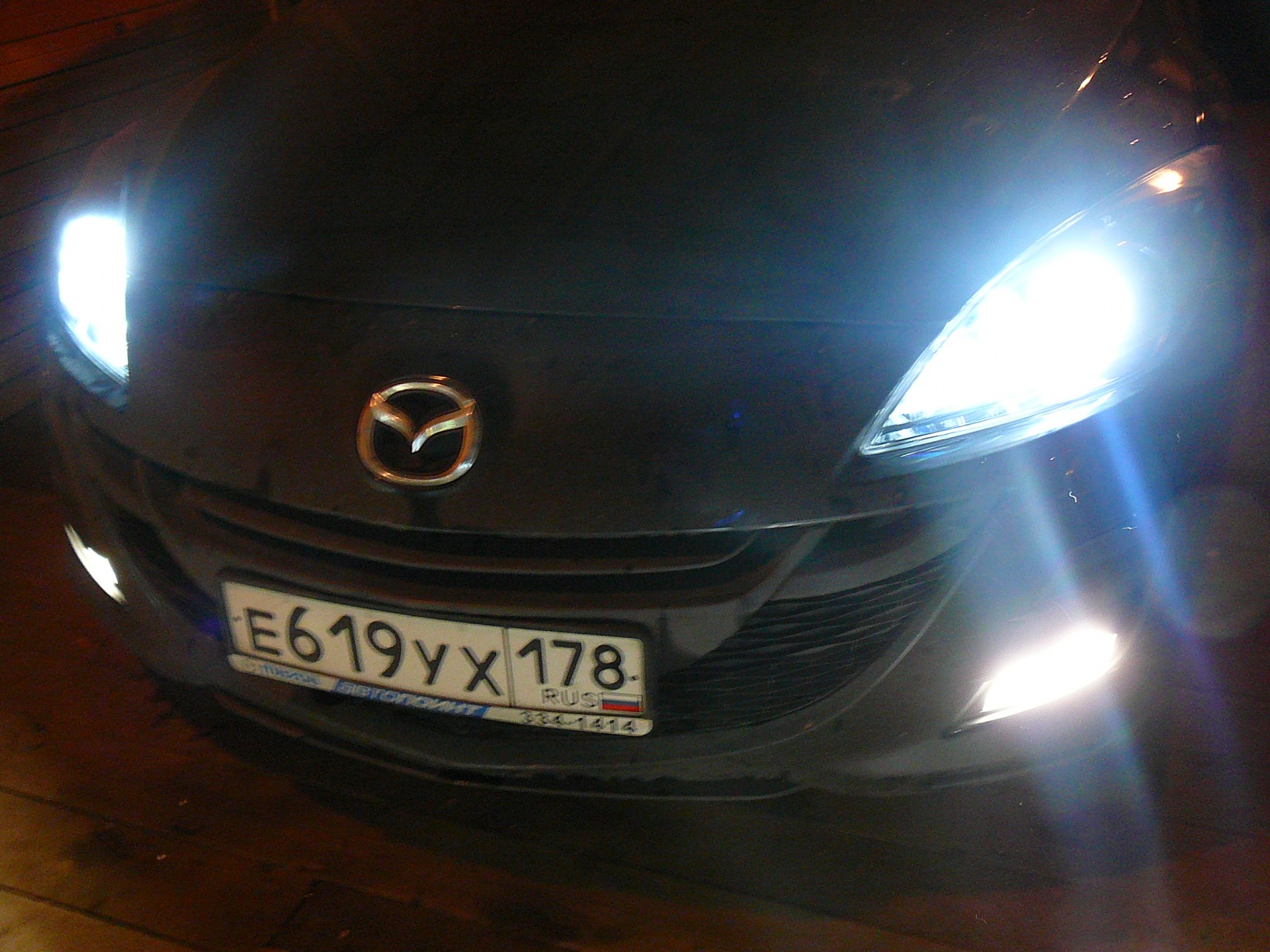 Ксенон мазда 3. Mazda 3 BL С ксеноном. Ксенон в Ближний Мазда 3 BL. Мазда 3 бл 2010 лампы в туманках. Дополнительный свет Ближний Мазда 3 БК.