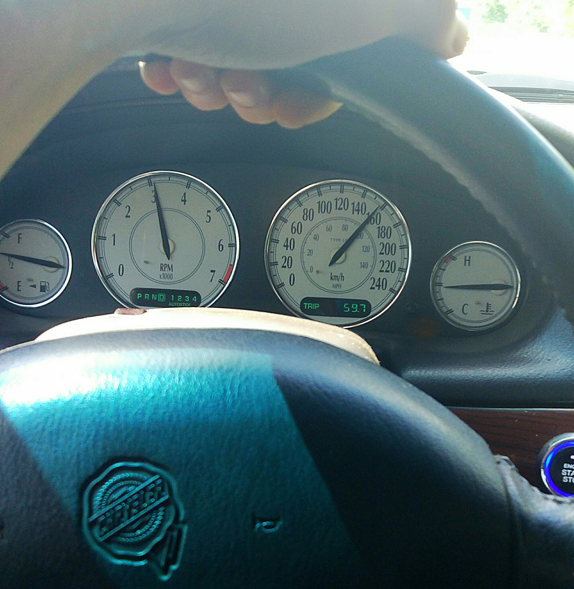 60 км в часах на машине. Chrysler Sebring 200км ч. Крайслер 300с максимальная скорость. Крайслер 300с скорость на панели. Разъём часов Chrysler 300с/Sebring 2.