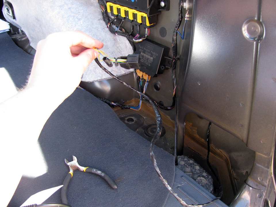 готовый черный разъем задней косы бампера — Ford Mondeo IV