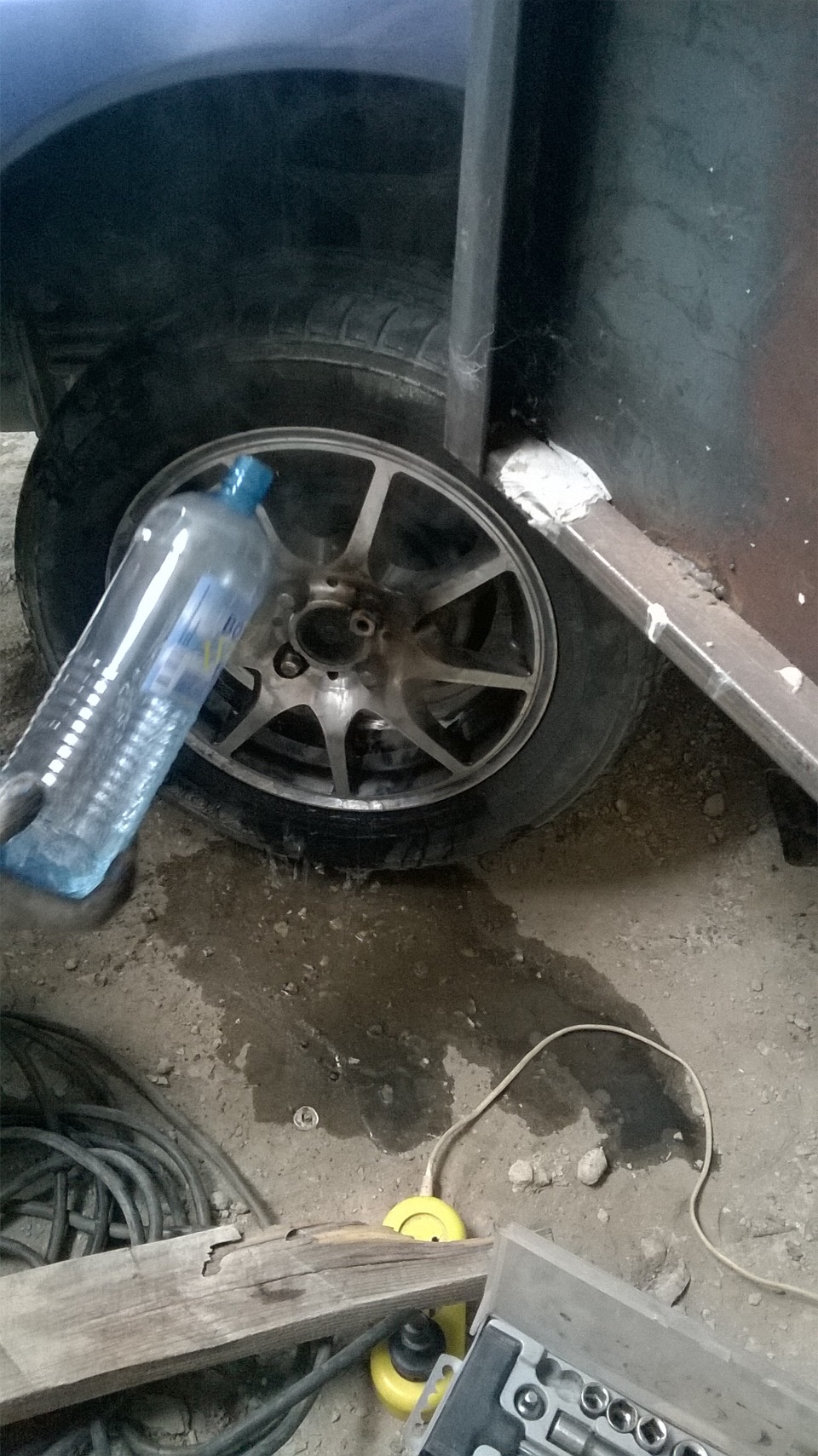 снятие секретки с защитным кольцом. — Mitsubishi Mirage V, 1,3 л, 1998 ...