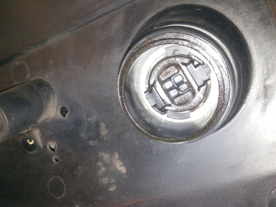 Хелп. Белый налет на крышке — Skoda Fabia Mk1, 1,4 л, 2001 года ...