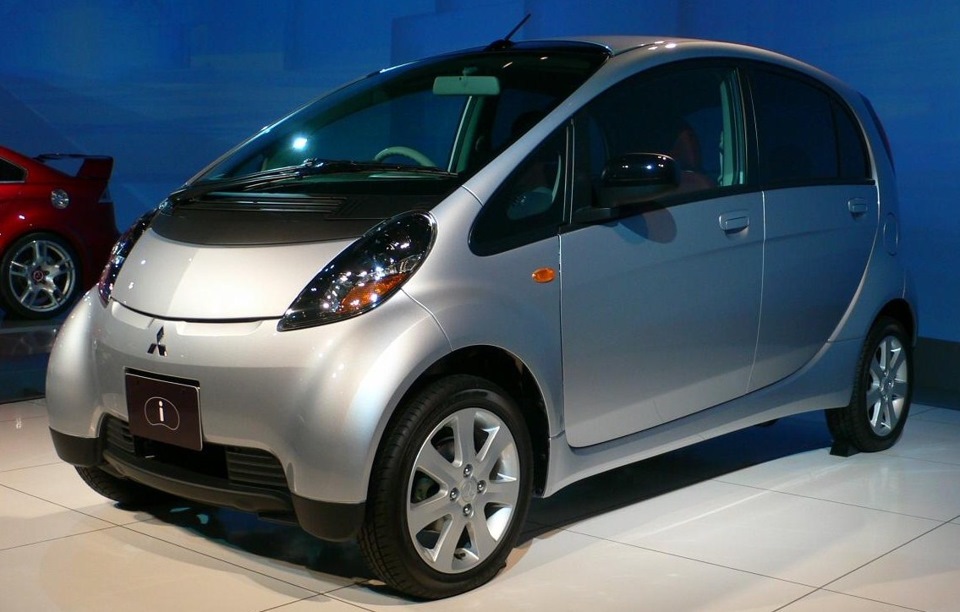 Маленькая машина Митсубиси MIEV