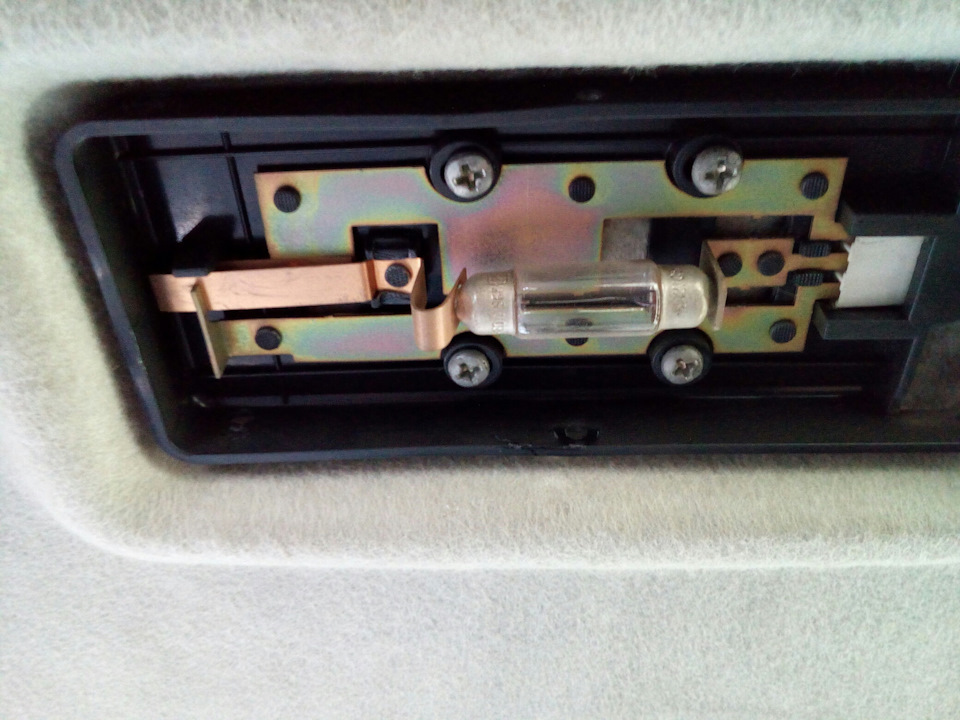 Замена лампочки освещения салона на светодиоды — Lada 2115, 1,6 л, 2010 ...