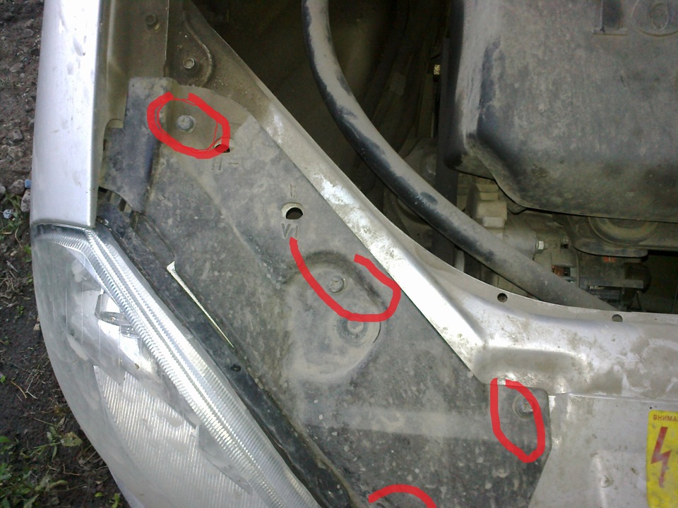 снятие решетки радиатора — Lada Приора седан, 1,6 л, 2012 года | своими ...