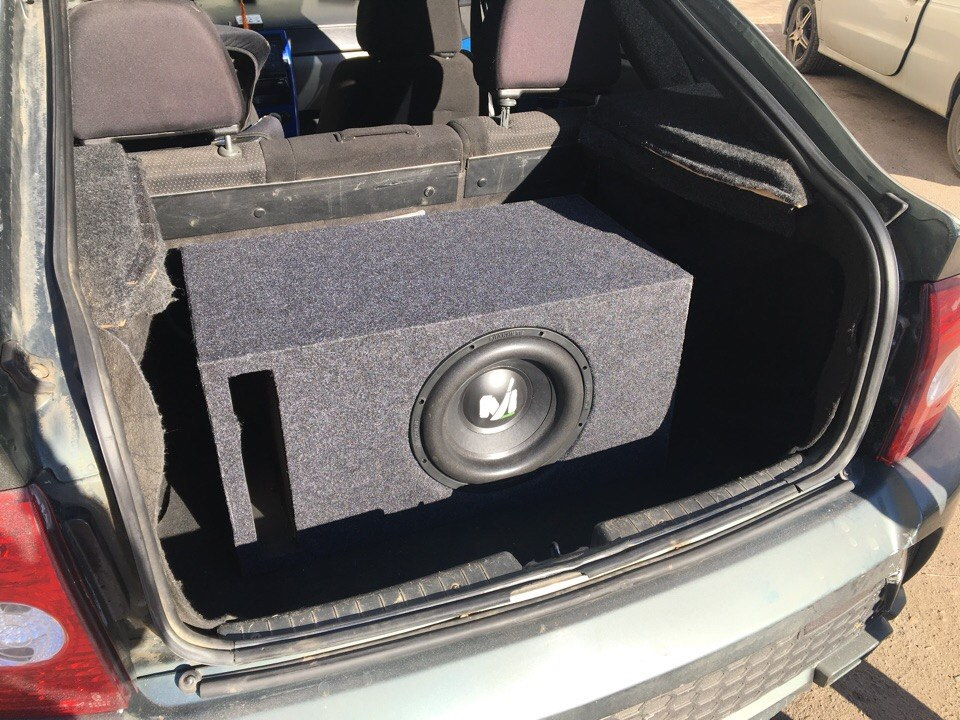 саб 12 в багажнике приора хэтчбек.