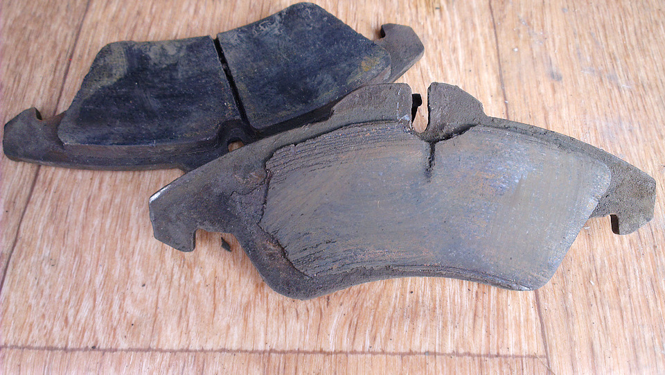 внутренняя колодка изнашивается быстрее чем внешняя. 3 колодки задние. внутренняя колодка. колодка внутренняя правая. внутренняя колодка.