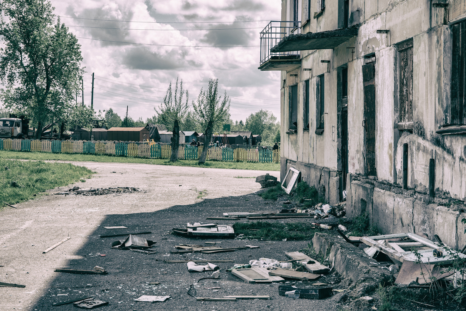 Город поселок. Заброшенный поселок Юбилейный Пермский край. Поселок призрак Юбилейный. Город призрак Юбилейный Пермский край. Поселок призрак Пермский край.