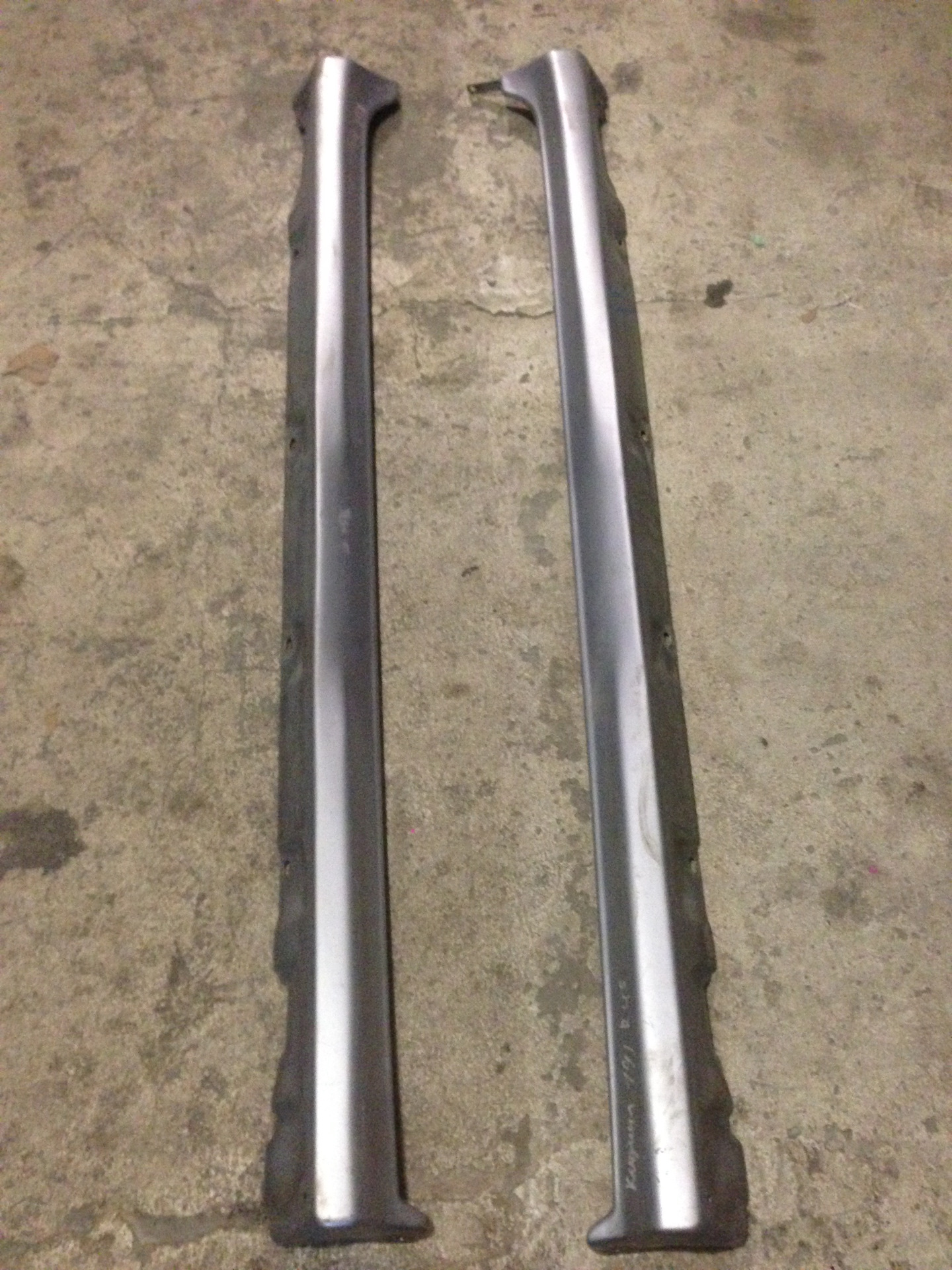 Пороги тойота калдина 246. Toyota caldina 190 накладки порогов aerial. Порог калдина. Устанавливаем пластиковые пороги калдина 211. Пороги тойота калдина 246.