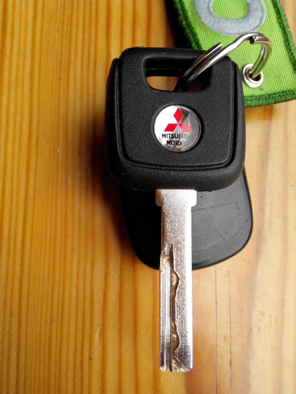 Совсем ключ. Ключ зажигания Митсубиси Каризма. Mitsubishi Carisma ключ mr368886.