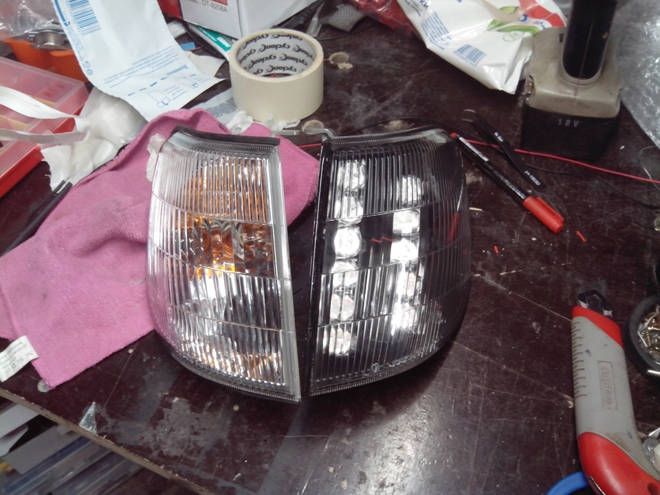 Поворотник автомобиля. Указатель поворота пассат б5. Левый поворотник пассат б5. Повторитель ваз 2105. Поворотники иж юпитер 3.