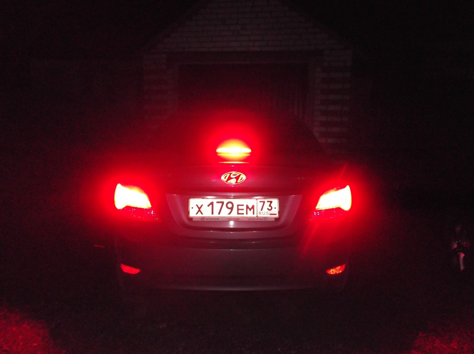 Задние фары и значок Hyundai — Hyundai Solaris (1G), 1,6 л, 2011 года ...
