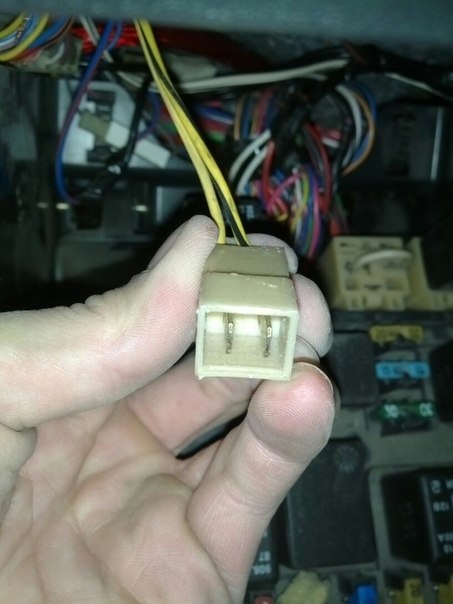 Провода под капотом выходят в эту фишку к блоку управления