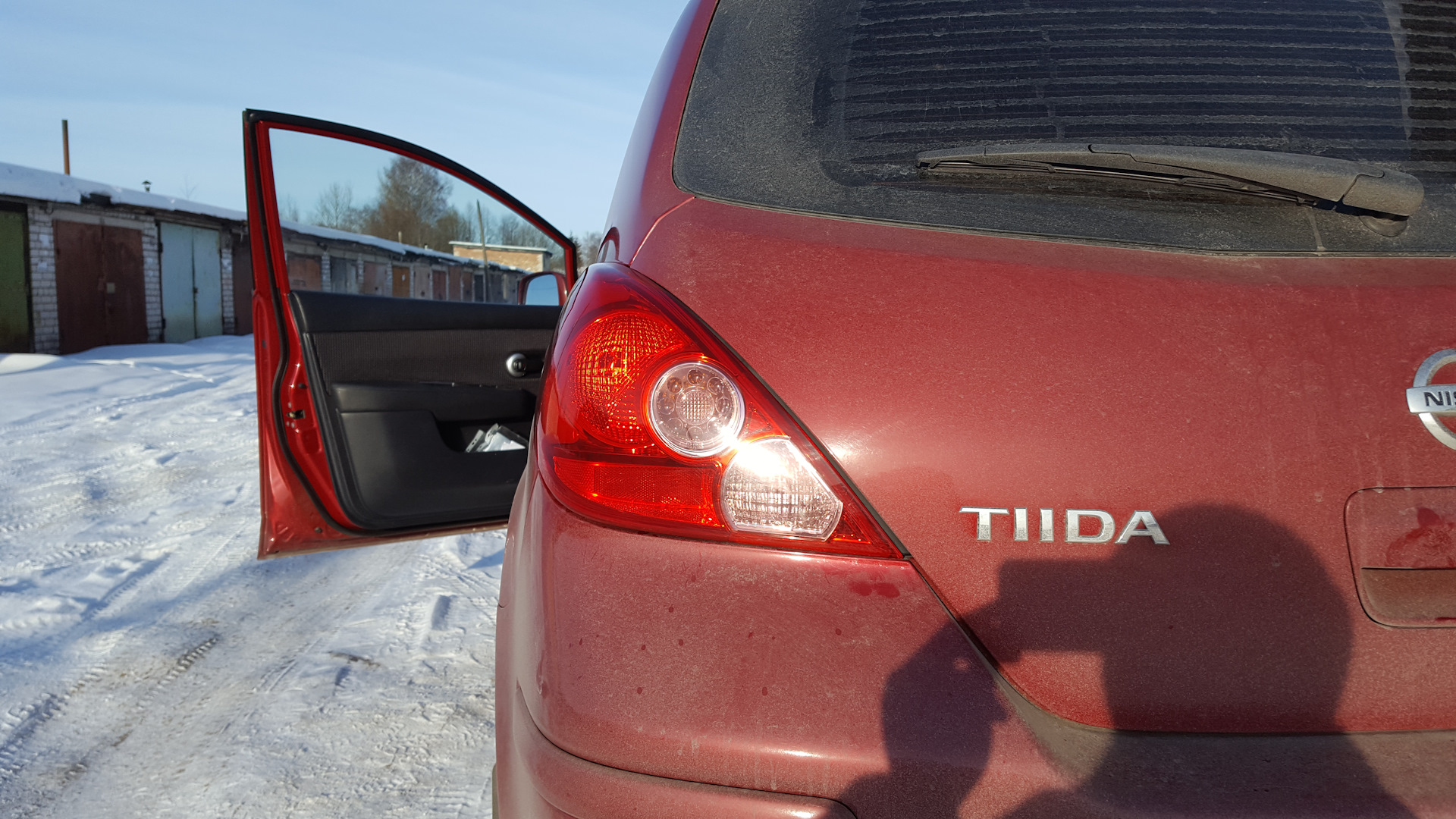 Фара задняя тиида. Битая Nissan Tiida задние фары. Ниссан Тиида седан бордовый. Ниссан Тиида тонировка задних фар. Tiida Latio снять заднюю фару.