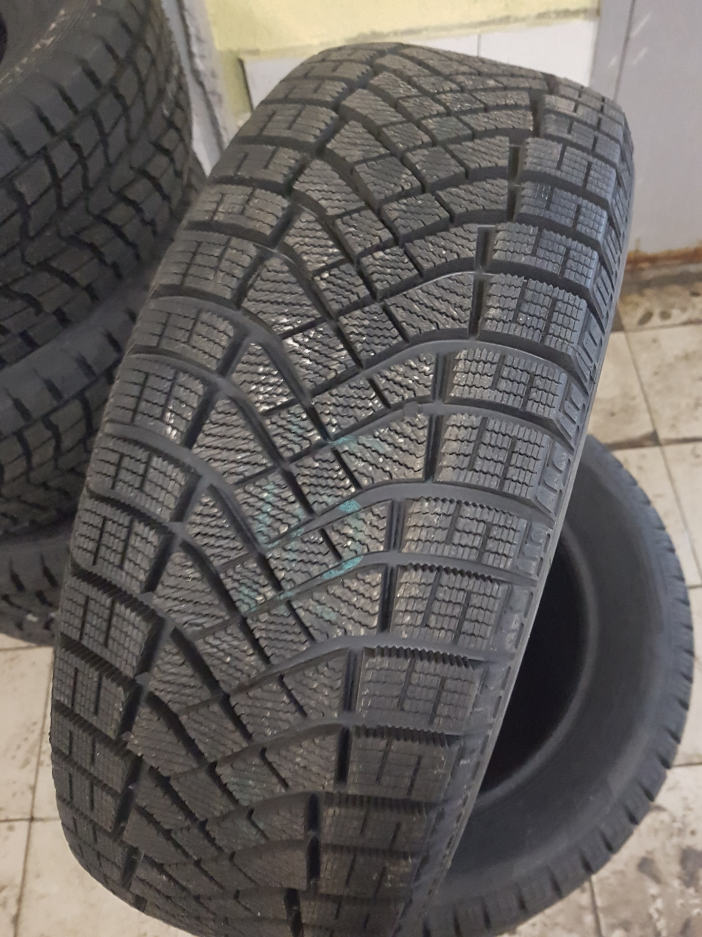 Пирелли липучка отзывы. Липучка Pirelli Ice fr r16. Pirelli Ice Zero 205/55 r16. Пирелли айс Зеро липучка. Пирелли айс Зеро 205 55 16.