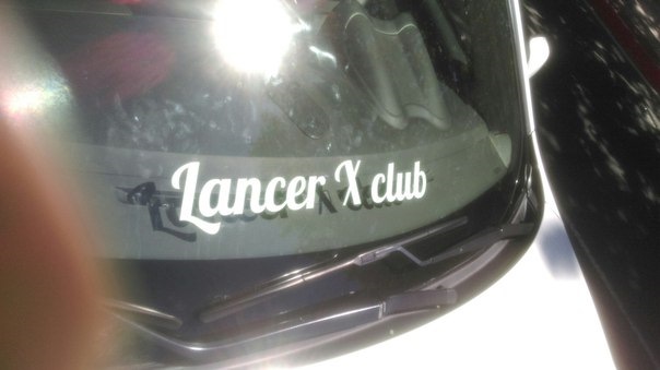 Дребезжит стекло lancer x