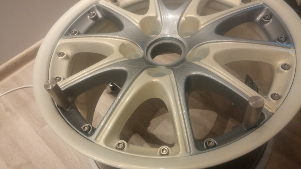 При ламповом освещении. До поклеики стекла — Toyota Avensis II