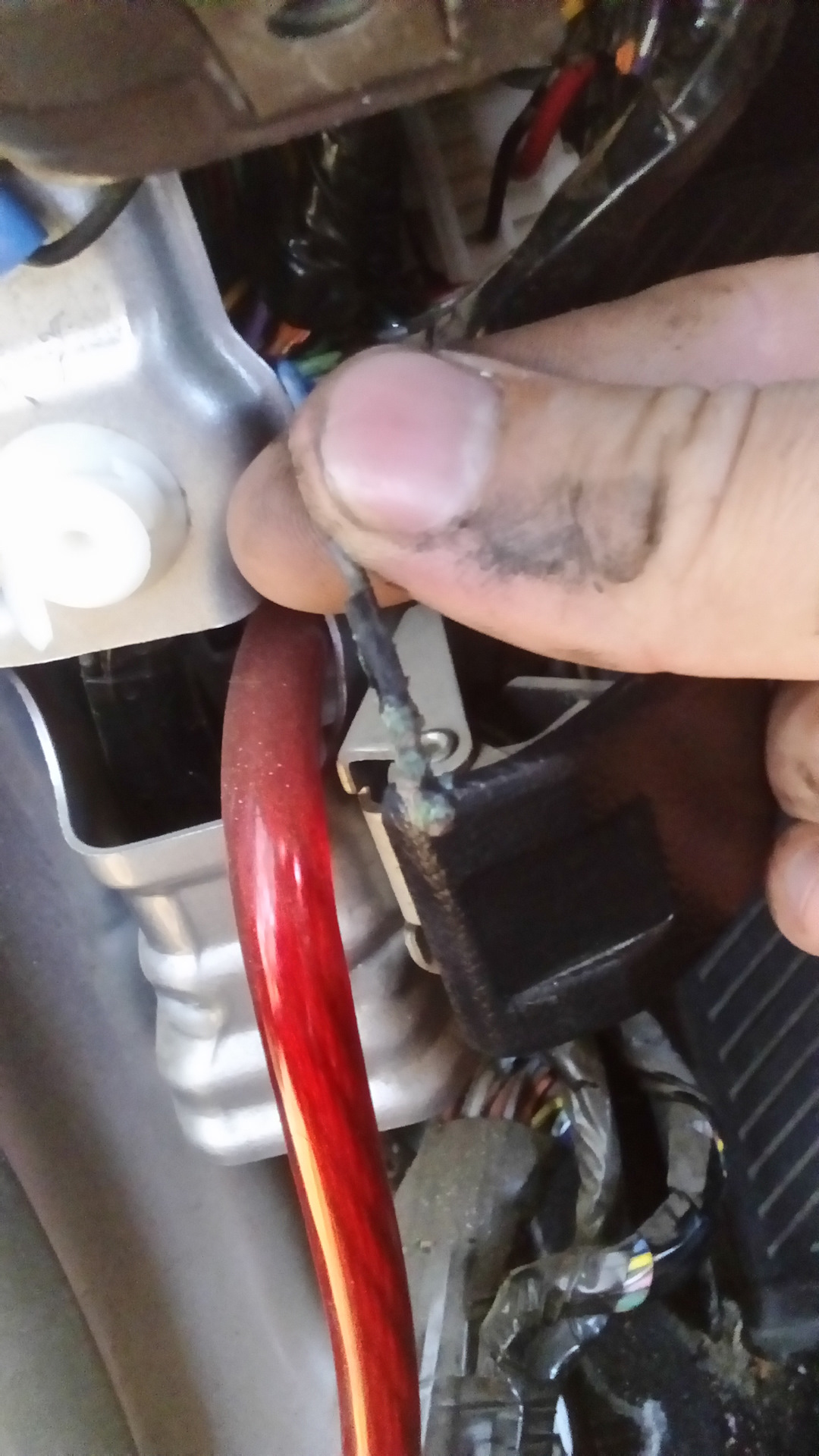 Не заводится mitsubishi. Провод бензонасоса Митсубиси Лансер 10. Mitsubishi Lancer 10 1.8 провод бензонасоса. Mitsubishi Colt 2007 год аварийная кнопка выключения. Провод топливного насоса для сигнализации Mitsubishi Lancer 10.