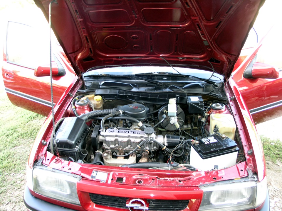 Капот опель вектра б. Опель Astra f под капотом. Opel Vectra под капотом. Opel Vectra 1995 под капотом. Opel Vectra а 2000 под капотом.