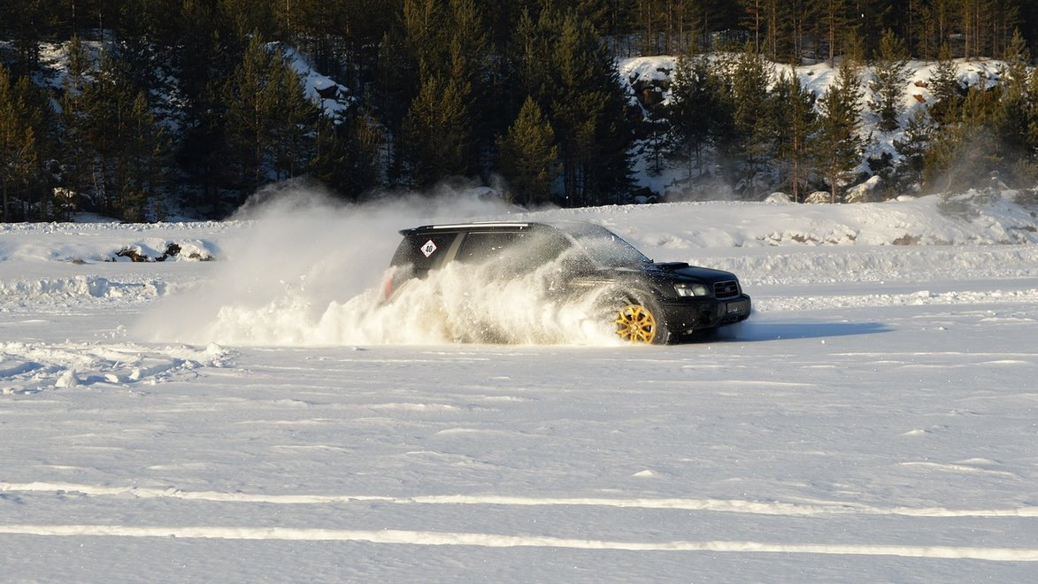 Дорога зимой на машине. Как ездить зимой по снегу. Как ездить зимой по снегу. Car tires on snow. Гусеничные движители trackngo.