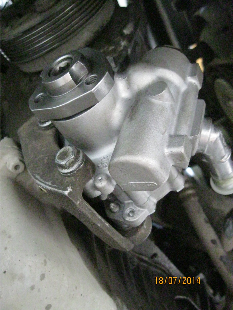 установка насоса ГУР-2 — Skoda Octavia A4 Mk1, 1,8 л, 2001 года ...