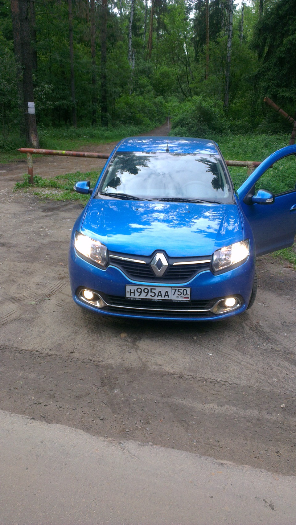 Свет логан. Рено Логан 2 светло синий. Renault Logan 2 l52. Дальний свет Рено Логан 2. Омск ближнего света Renault Logan 2.