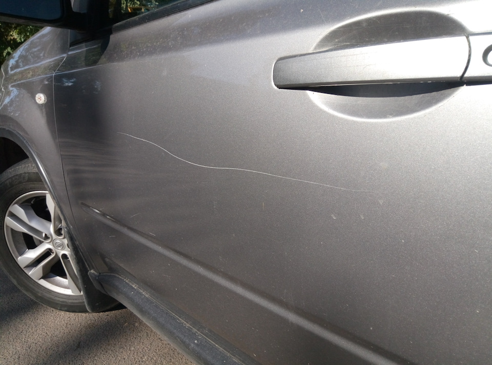 Поцарапанная машина. Мазда 6 сколы. Поцарапала машину форум. Царапины на автомобиле. Поцарапанная машина.