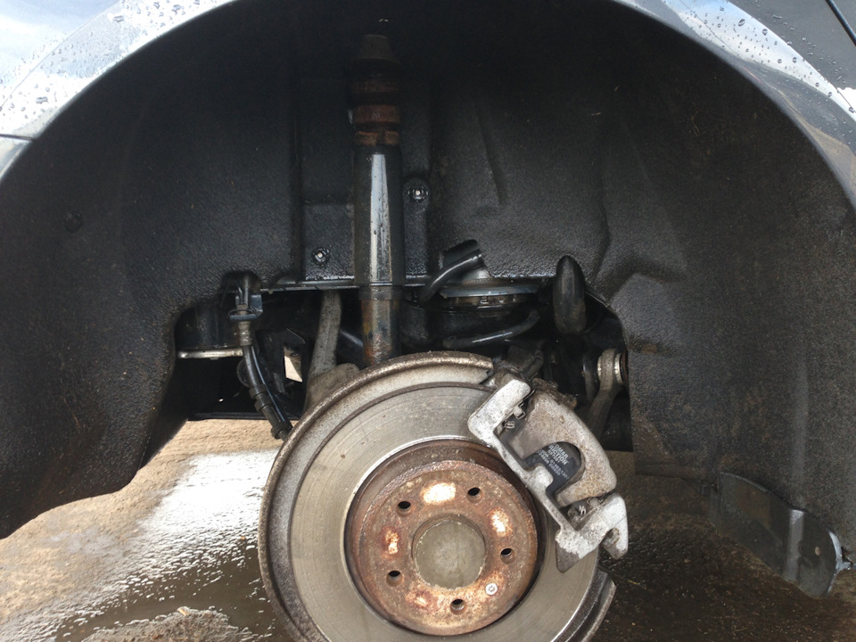 Замена отбойника заднего амортизатора с правой стороны — Audi A4 (B8 ...