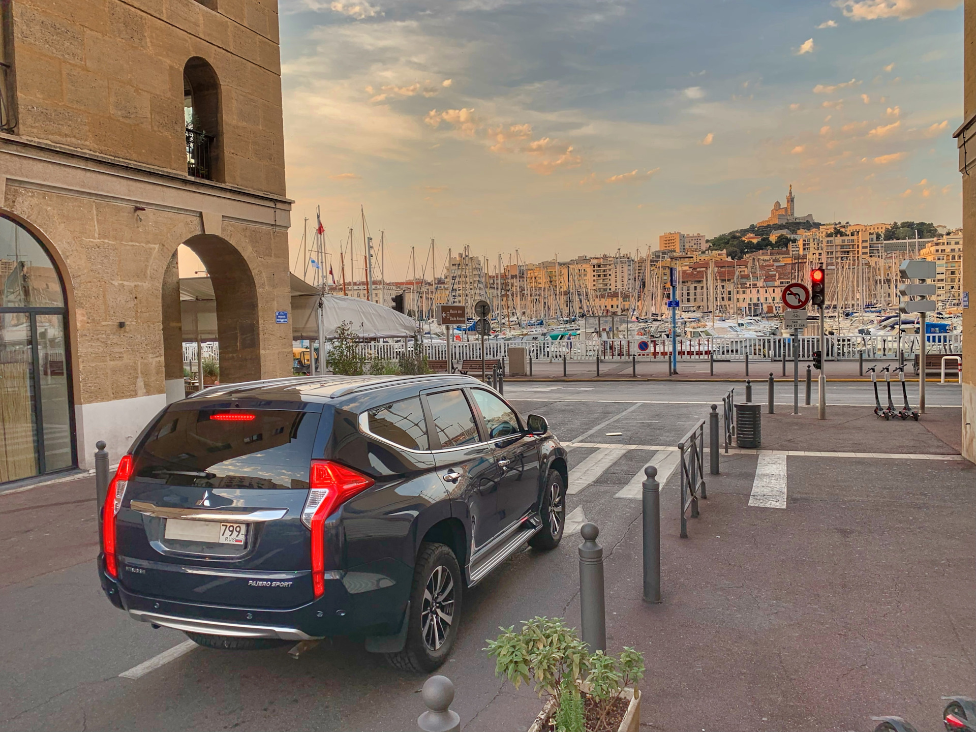 мерседес 124 фильм такси сьемки. таксист даниэль даниэль в москве. такси марсель фильм. в каком городе снимали такси. в каком городе снимали такси.