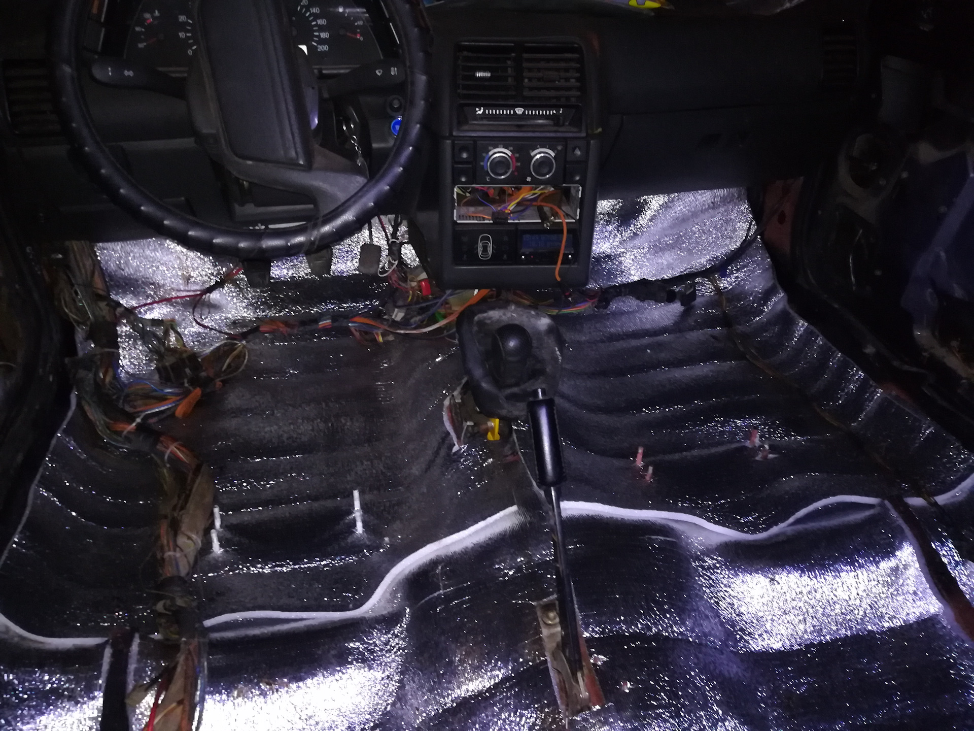 Обработка пола салона грунтом и цинкарем — LADA 21120, 9,9 л., 2000 ...