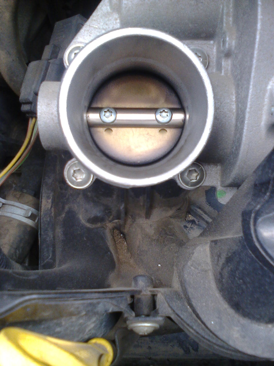 Чистка дроссельной заслонки — Ford Fiesta (Mk V), 1,6 л, 2007 года ...