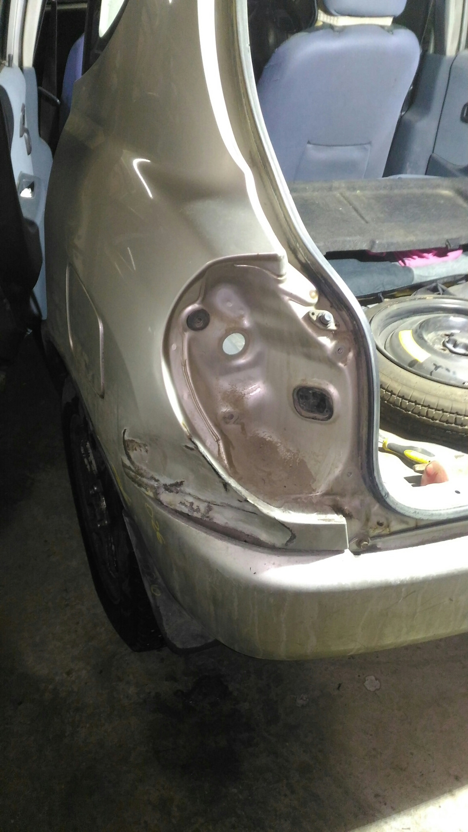 Рихтовка заднего крыла — Toyota Duet, 1 л, 2000 года | своими руками ...